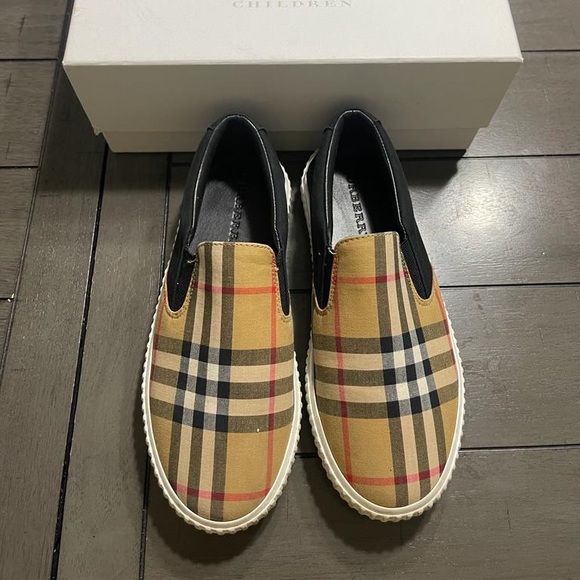 Authentic Burberry size 5 sneakers. Like New! Only worn a handful of times! - Picture 1 of 5